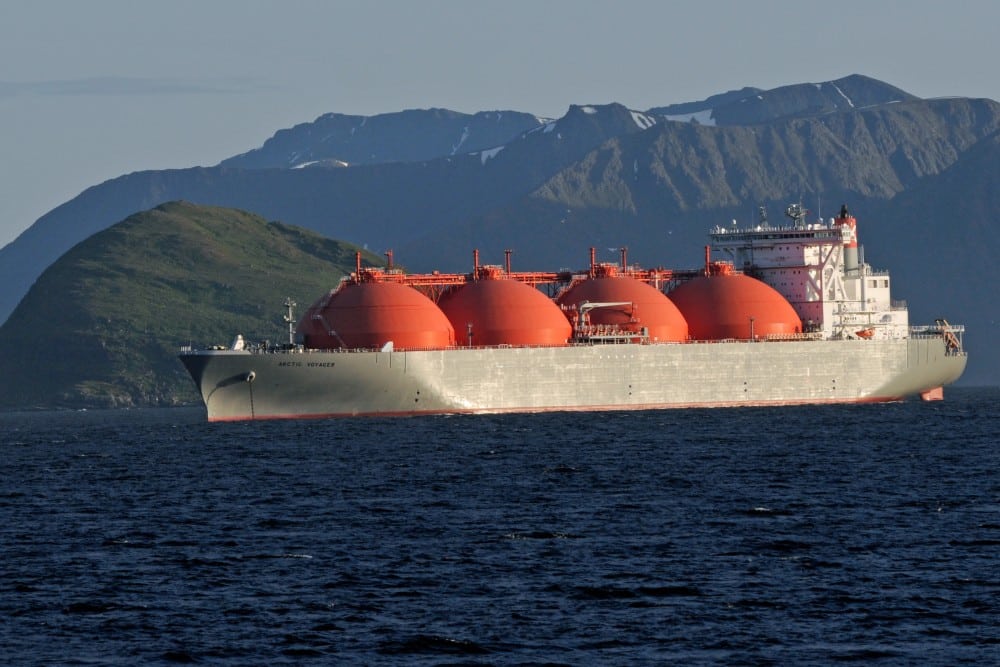 LNG-tankeren Arctic Voyager i farvann utenfor Finnmark.