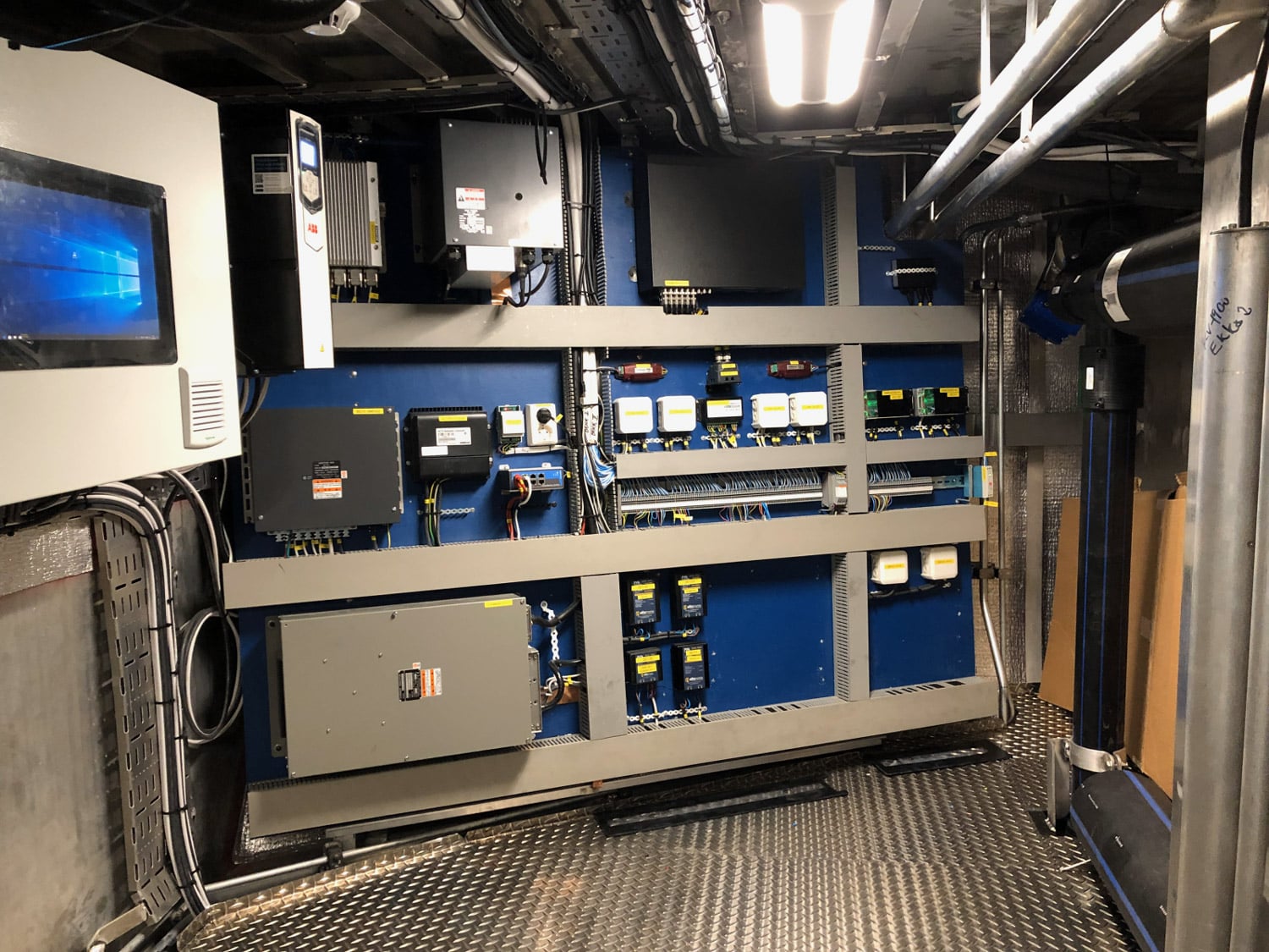 Elektronikkrack og styringsskap installert om bord på NB51 Meybell.