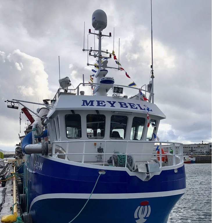 NB51 Meybell fortøyd ved kai med mast og antenneutstyr synlig.