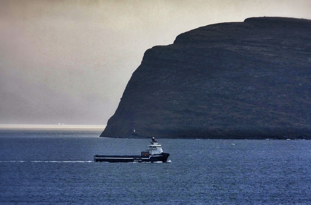 M/S Troms Pollux underveis langs kysten i Finnmark.