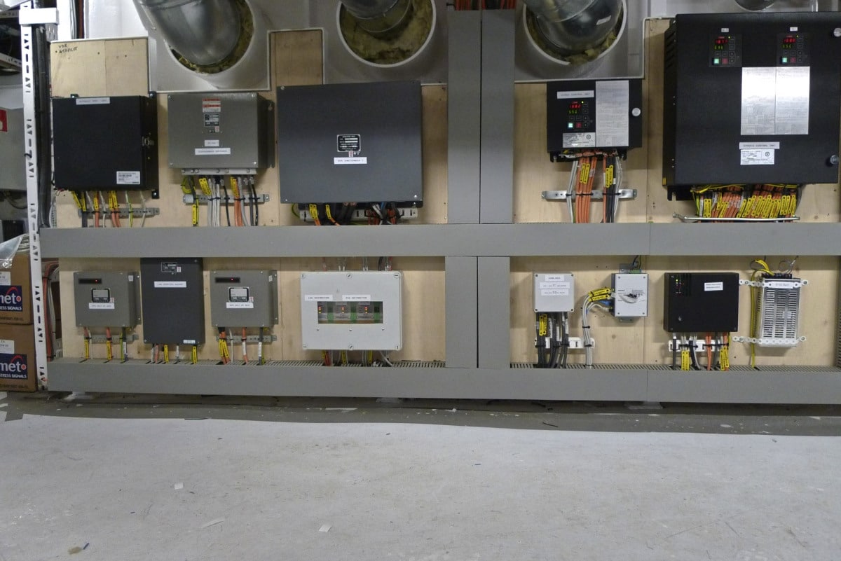 Elektronikkpanel installert om bord på M/S Troms Pollux.