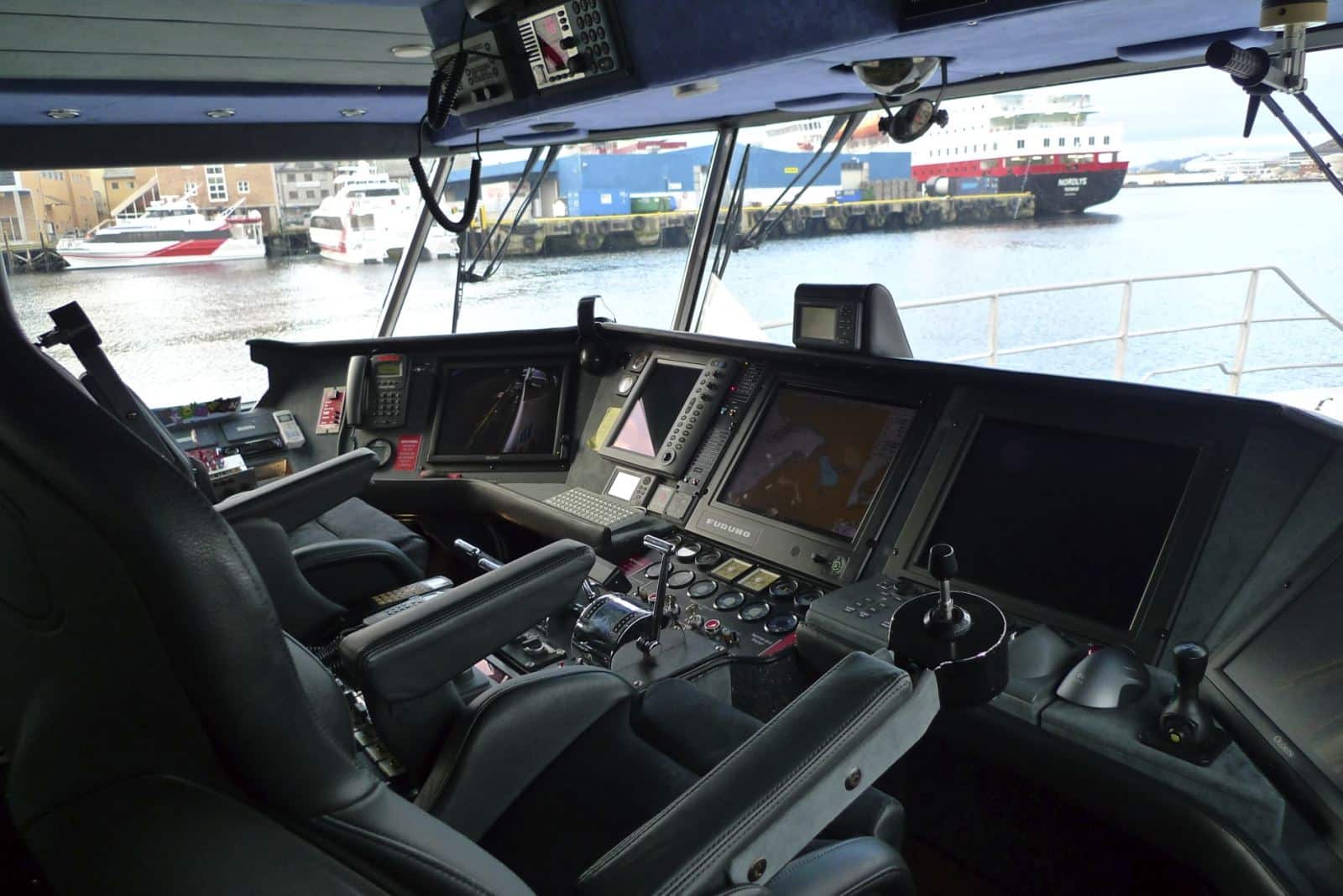 Broen på M/V Asheim med Furuno-radar og navigasjonsutstyr.