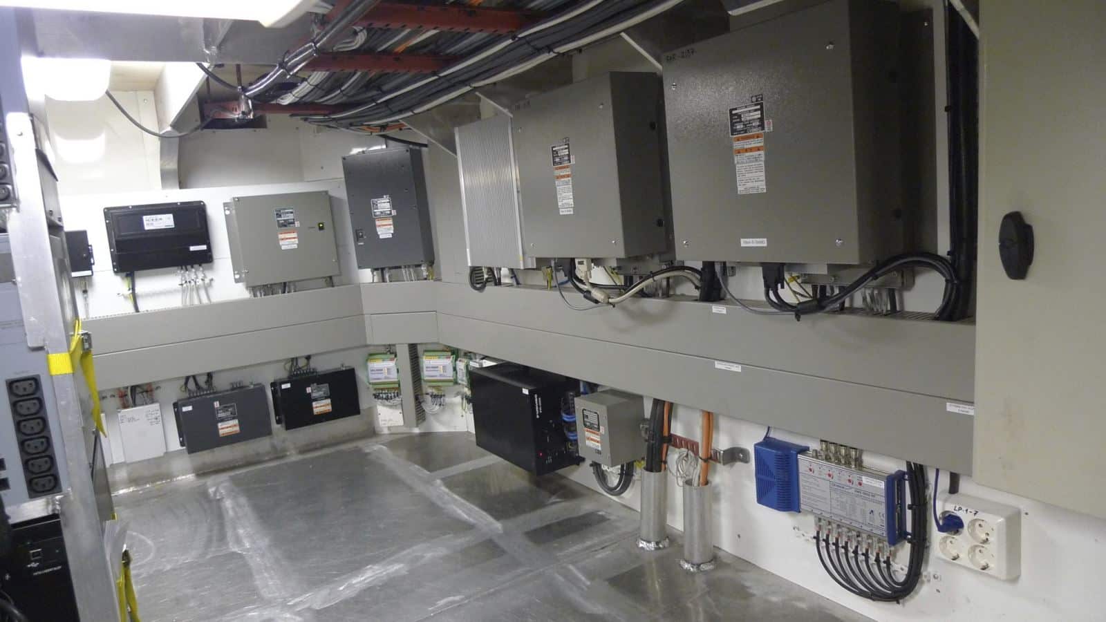 Elektronikkskap og kabling installert om bord på Solværskjær.